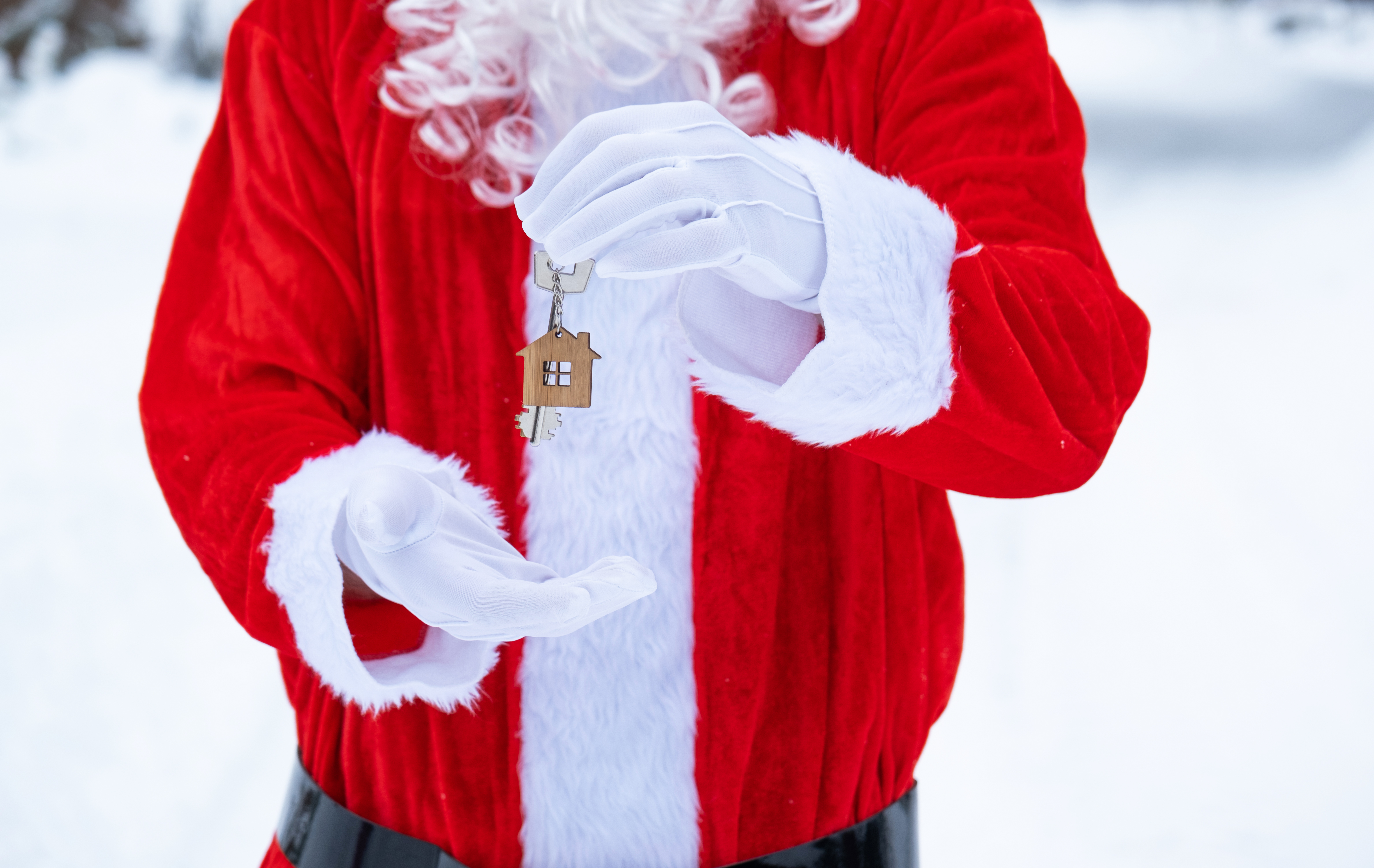 house-key-with-keychain-cottage-in-hands-of-santa-2024-11-01-15_p68399